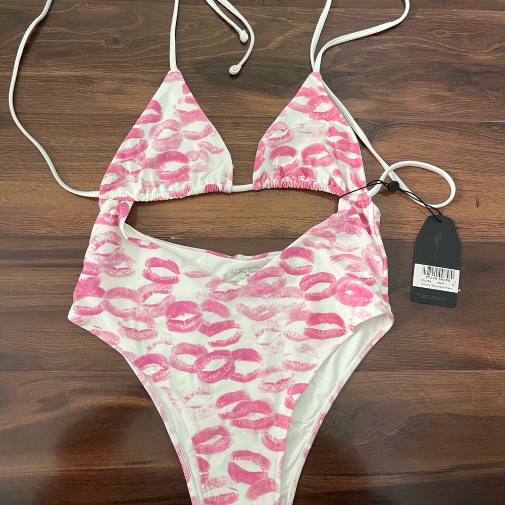 VictoriaSecret Gemma One Piece Pink Lips Print
Sydnee Sweeney, Frankie's Bikinis